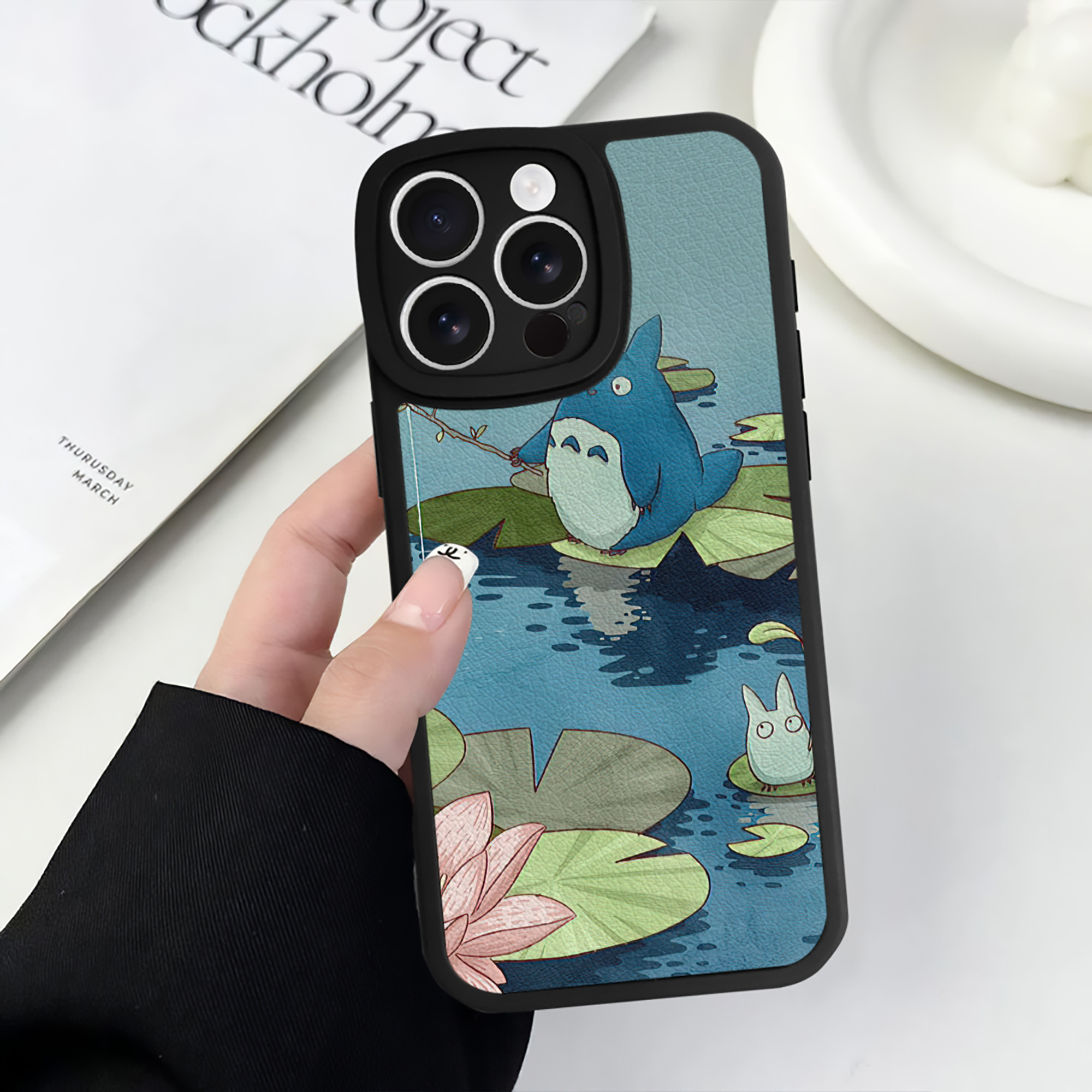 （画像用） となりのトトロ 草壁メイ 草壁サツキ My Neighbor Totoro Satsuki Kusakabe Mei Kusakabe 【iPhone 16シリーズ対応】シリコンスマホケース（レザー調） 材質：シリコン